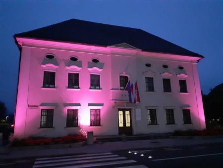 Osvetljena občinska stavba